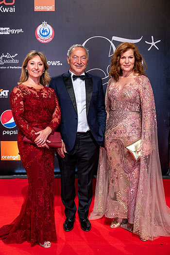 die Deutschen Schauspielerinnen Gabrielle Odinis (li) und Marie Munz (re) mit El Gouna Gründer und Festivalinitiator Samih Sawiris